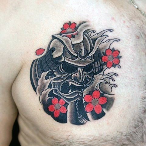 胸部有趣的亚洲风格花卉与武士面具纹身图案