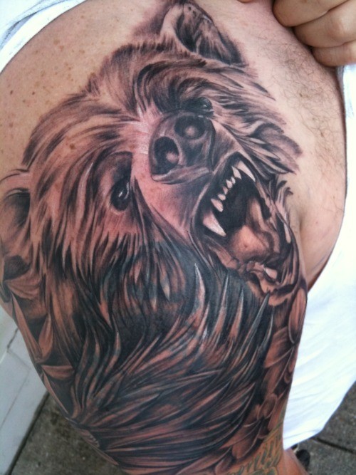 大臂咆哮的熊头纹身图案