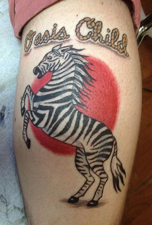 小腿彩色的斑马与红色的太阳字母纹身图案