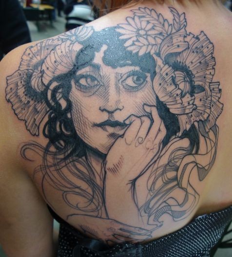 背部令人印象深刻的华丽黑色女人花朵纹身图案