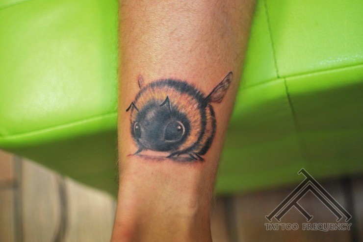 小腿可爱的彩色蜜蜂纹身图案
