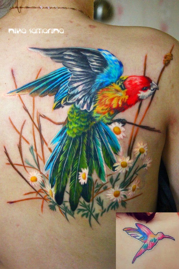 背部写实风格非常逼真的鹦鹉与花朵纹身图案