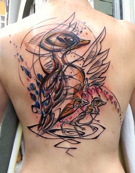 背部素描式的彩色可爱小鸟家族纹身图案