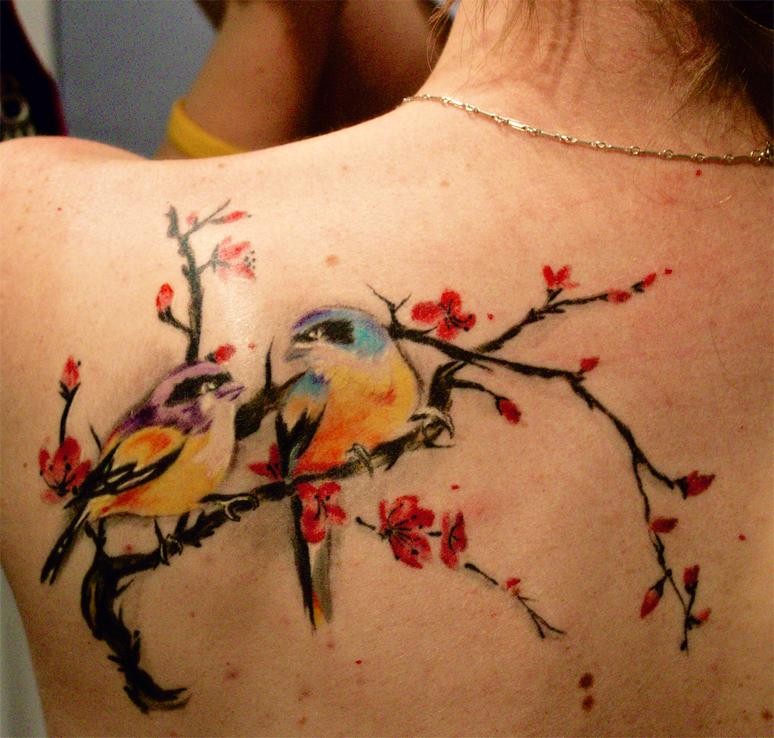 女生背部可爱的画眉鸟与花朵纹身图案