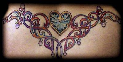 背部彩色部落藤蔓与心形钻石纹身图案