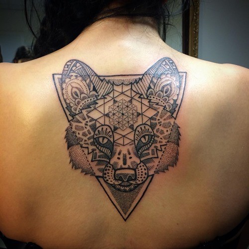 背部黑色点刺狐狸头部与几何纹身图案