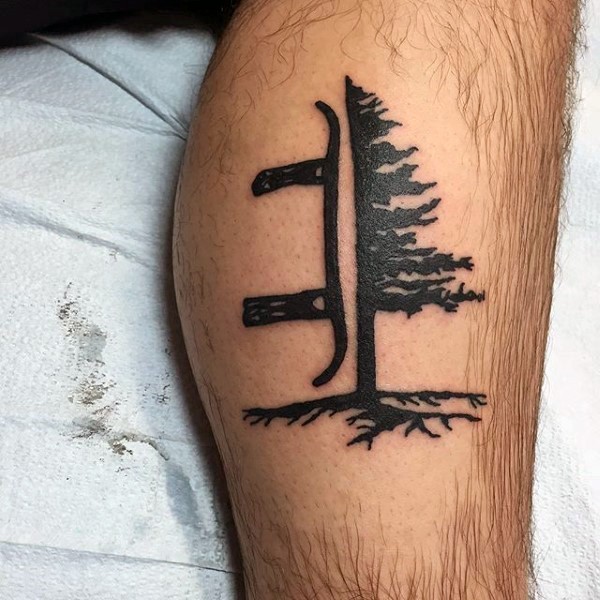小腿黑色的树与滑雪板纹身图案