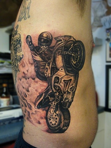 侧肋黑色的摩托车赛车手纹身图案