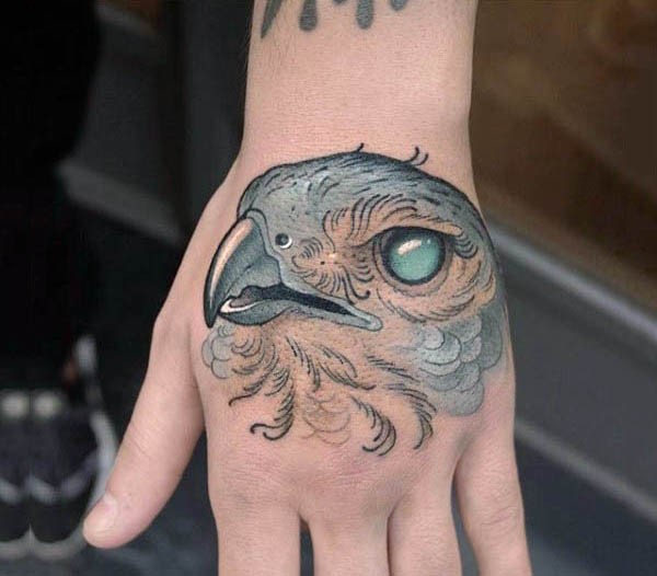 手背美丽自然的小鹰头部纹身图案