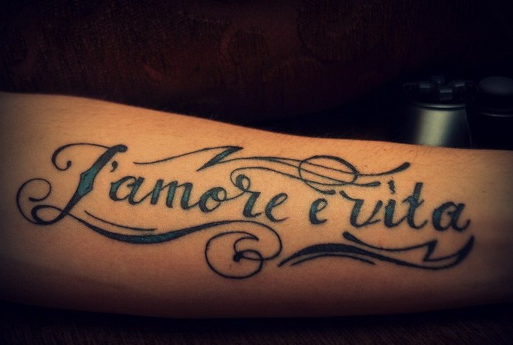 手臂浪漫的法国字母纹身图案