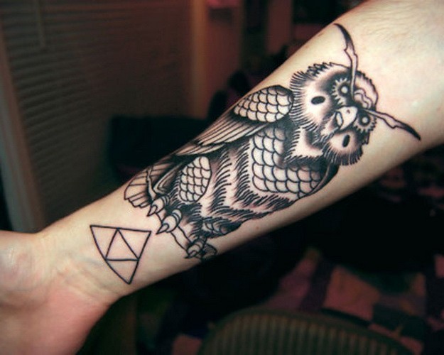 手臂黑白猫头鹰与三角形纹身图案