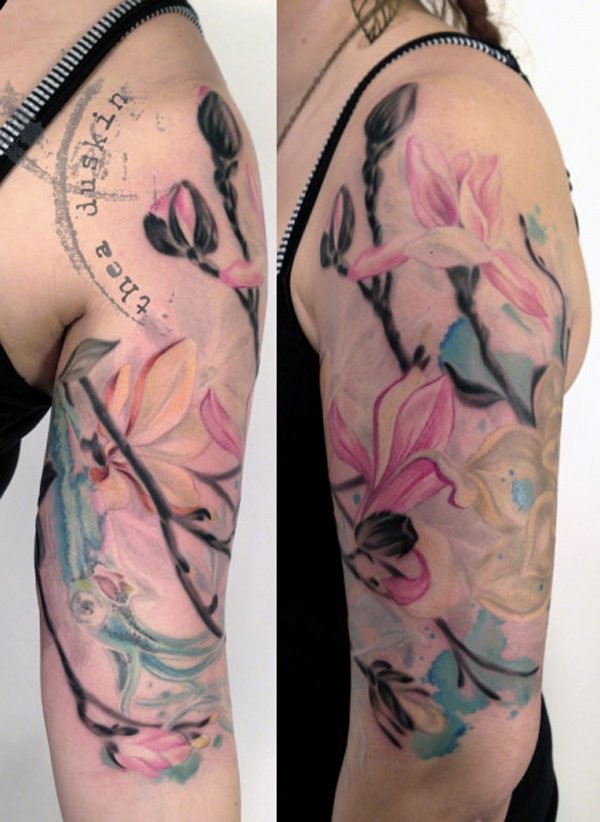 大臂自然美丽的彩色花蕊字母纹身图案
