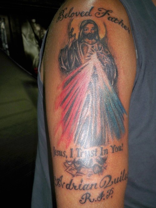 手臂耶稣圣光和字母纹身图案