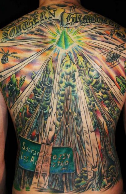 背部闪亮的绿色金字塔和森林纹身图案