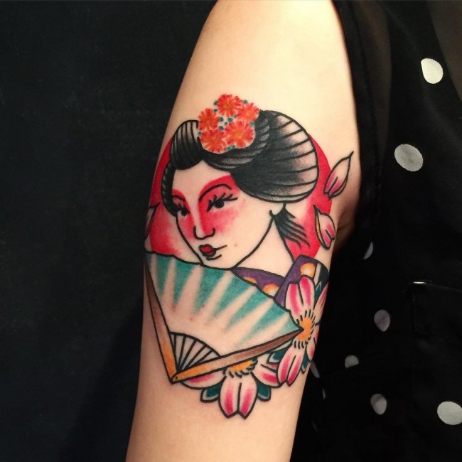 亚洲多彩的艺妓和扇子大臂纹身图案