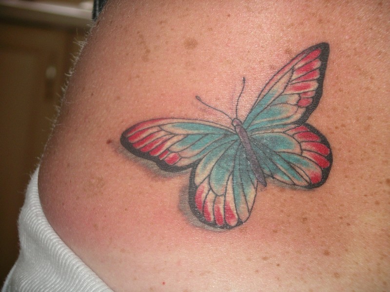 背部彩色漂亮的蝴蝶纹身图案