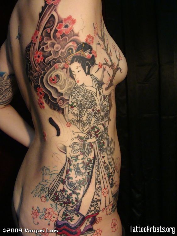 亚洲风格的五彩花朵艺妓侧肋纹身图案