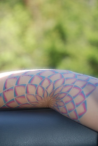 手臂彩色超现实的莲花纹身图案