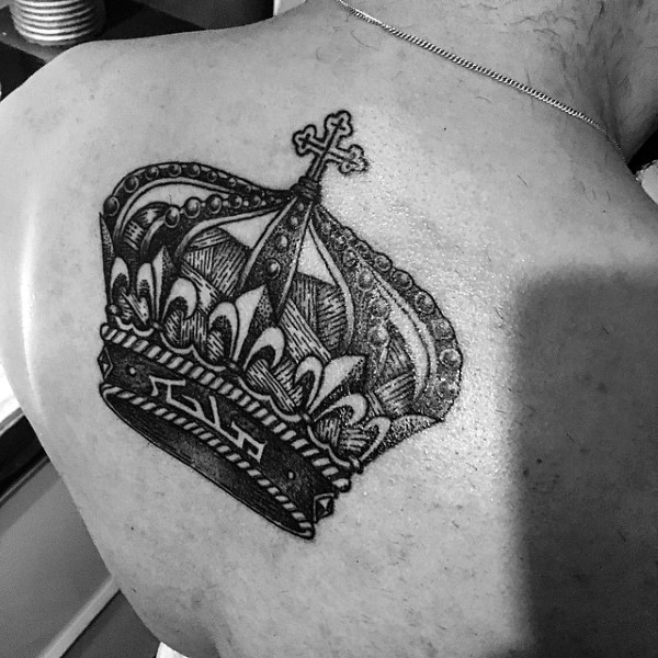 背部黑色线条小清新风格的皇冠纹身图案