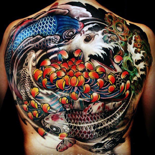 满背日式奇妙的彩色各种鱼类和菊花纹身图案