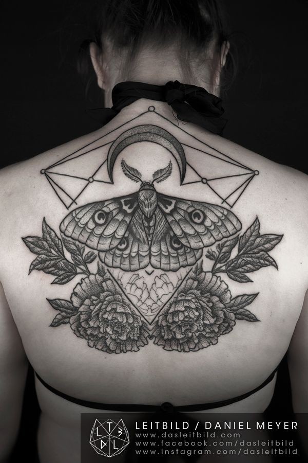 背部神秘风格黑白蝴蝶花朵纹身图案