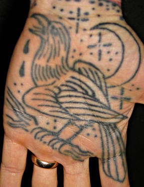 手心哭泣的小鸟与月亮和星星纹身图案