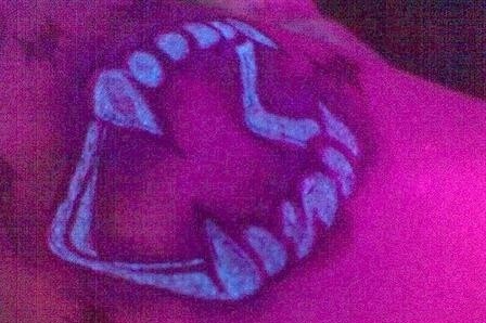 夜光吸血鬼的牙齿纹身图案