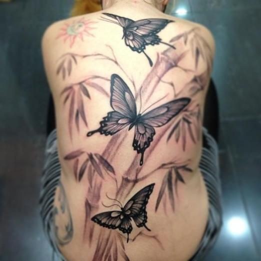 背部蝴蝶和竹子纹身图案