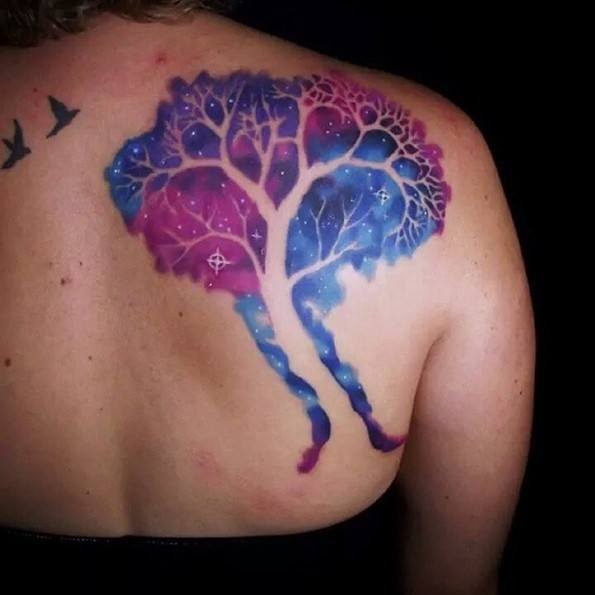 背部彩色美丽的幻想星空大树纹身图案