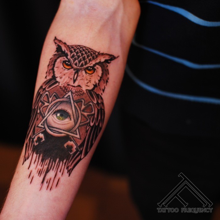 手臂自然的小猫头鹰和眼睛彩色纹身图案