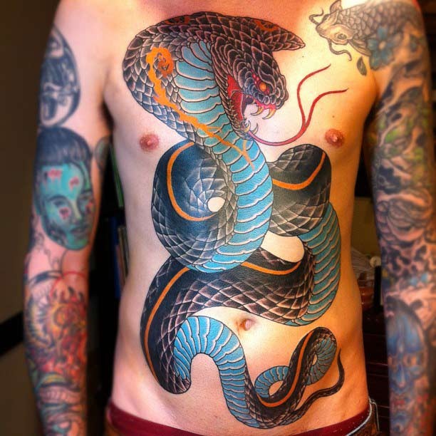 胸部和腹部彩色蛇纹身图案