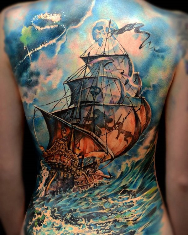背部彩色的大型帆船海浪纹身图案