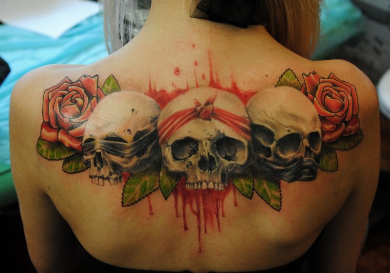女生背部new school彩色骷髅与玫瑰纹身图案