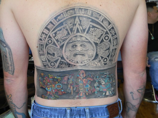 背部彩色玛雅雕塑与画壁纹身图案