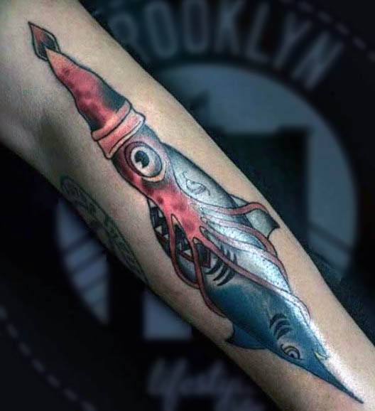 美丽的彩色小鱿鱼与鲨鱼手臂纹身图案