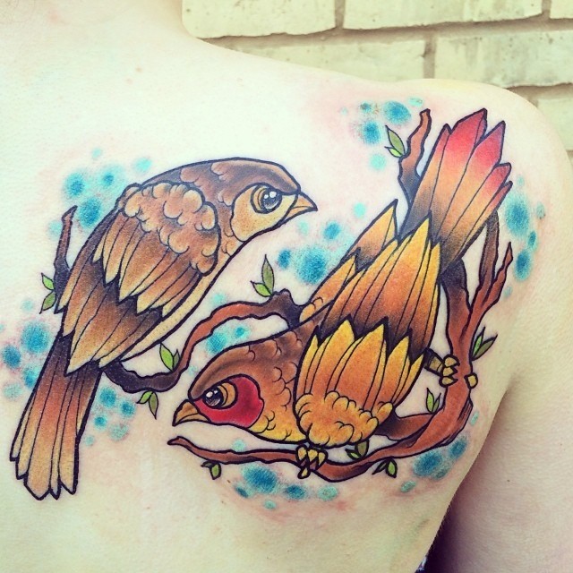 背部两只鸟彩绘纹身图案