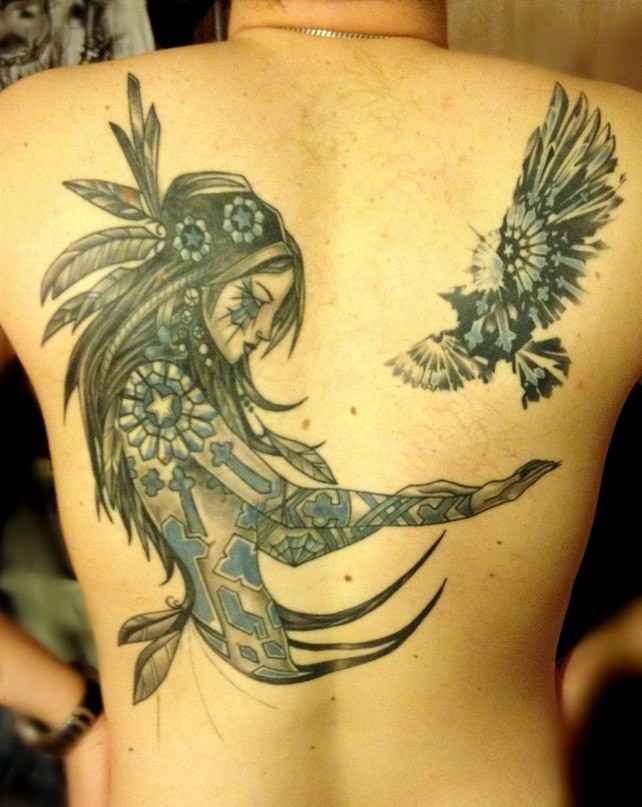 背部印度女孩和一只鸟纹身图案