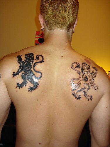 男性背部黑白狮子纹身图案