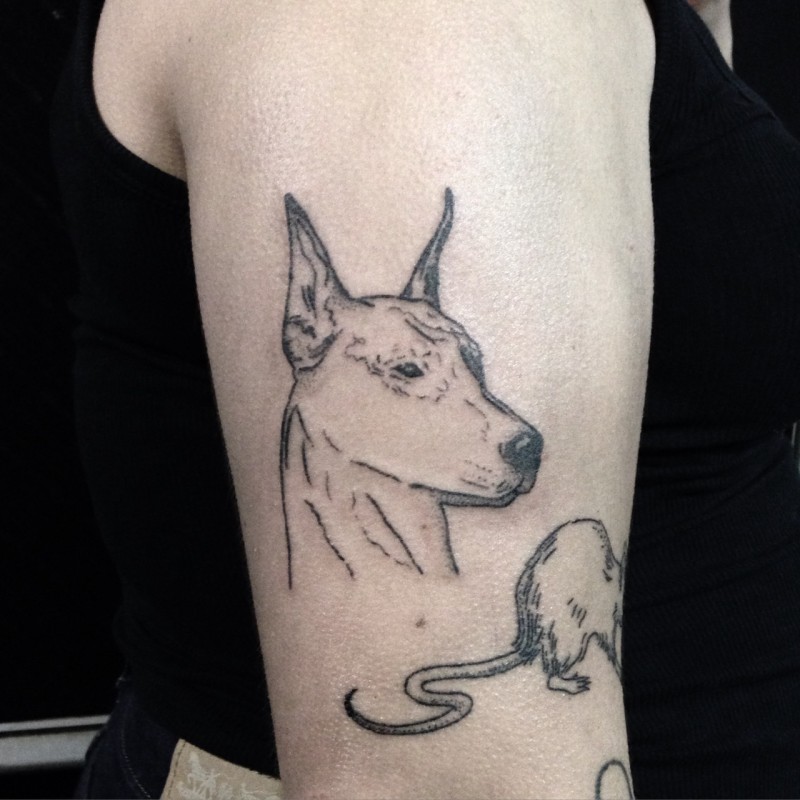 简单的黑色轮廓杜宾犬头纹身图案