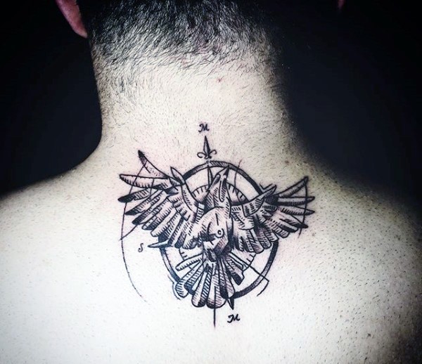 背部黑色的小鸟和指南针纹身图案