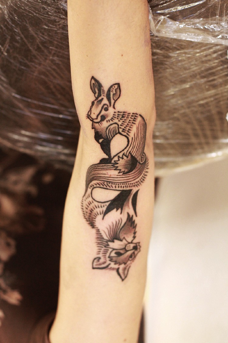 手臂黑白野兔和狐狸纹身图案