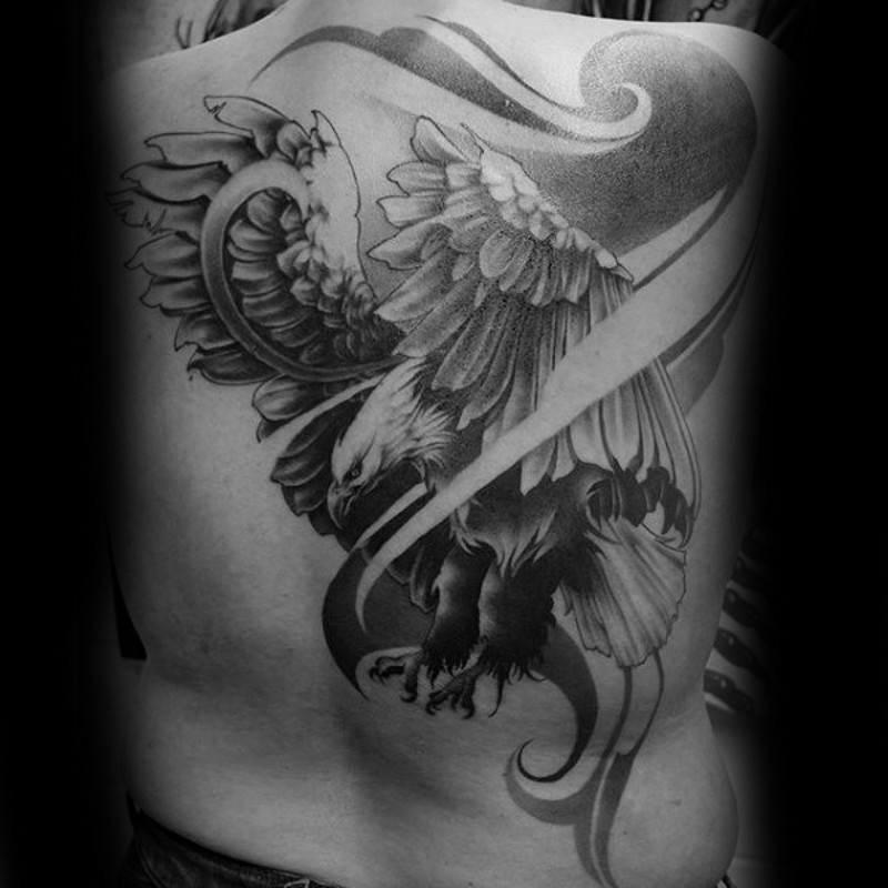 时尚的黑白飞行鹰背部纹身图案
