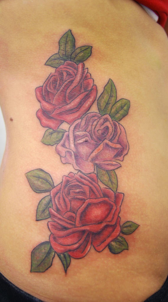 侧肋彩色美丽的玫瑰纹身图案