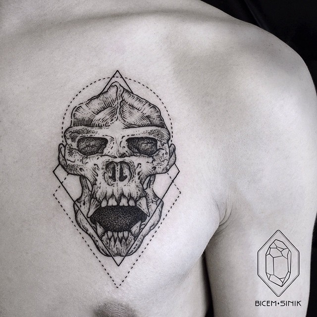 胸部雕刻风格黑色猴子头骨与几何图形纹身图案