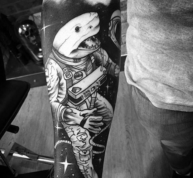 手臂有趣的黑白宇航员和鲨鱼头纹身图案
