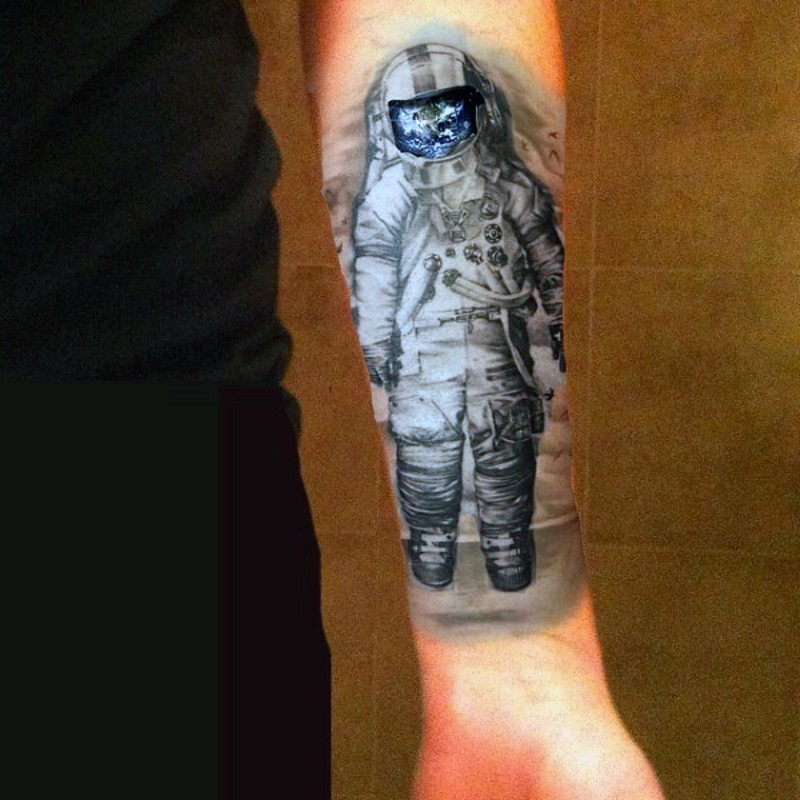 手臂华丽彩绘宇航员与彩色地球纹身图案