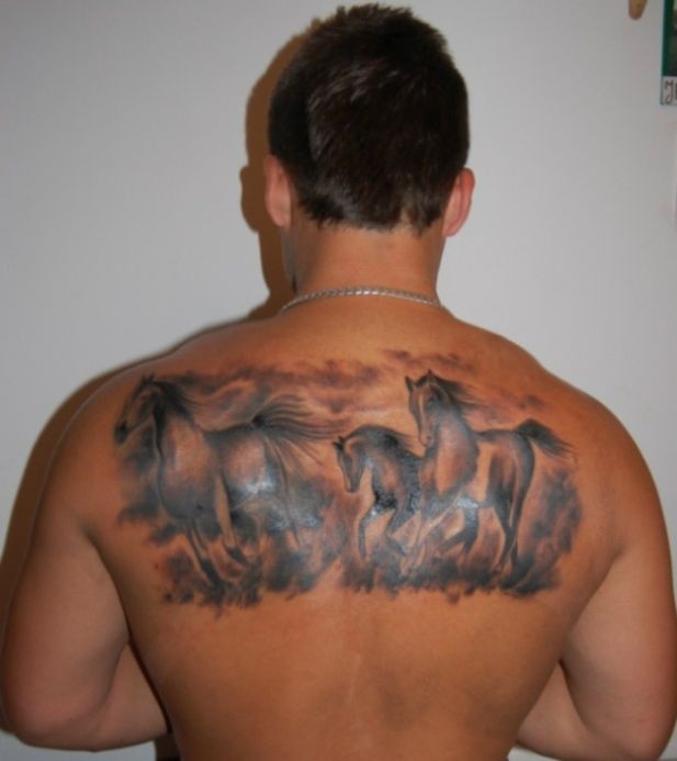 男性背部奔跑的马纹身图案