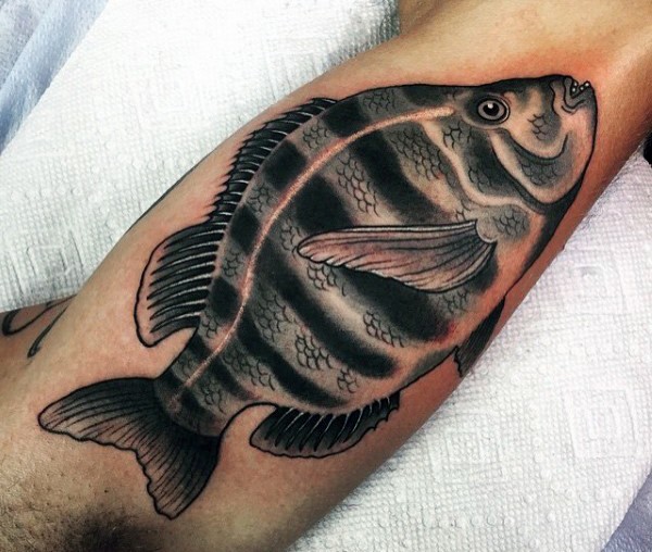 很酷的自然逼真彩色鱼手臂纹身图案