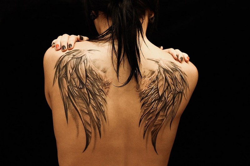 背部逼真的羽毛翅膀纹身图案