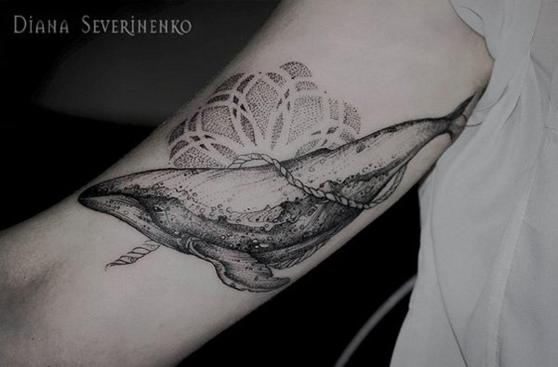 手臂原始风格的黑白大鲸鱼花卉纹身图案